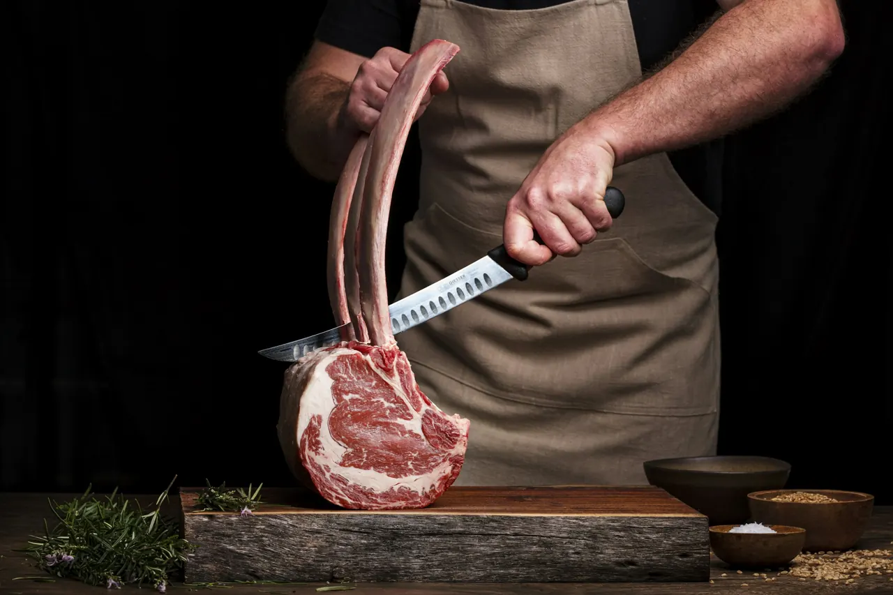 Le boucher et une côte de bœuf