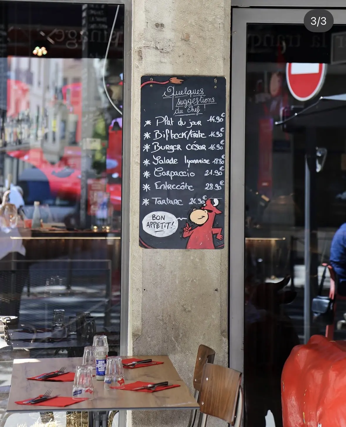 L'ardoise du jour et la vache rouge