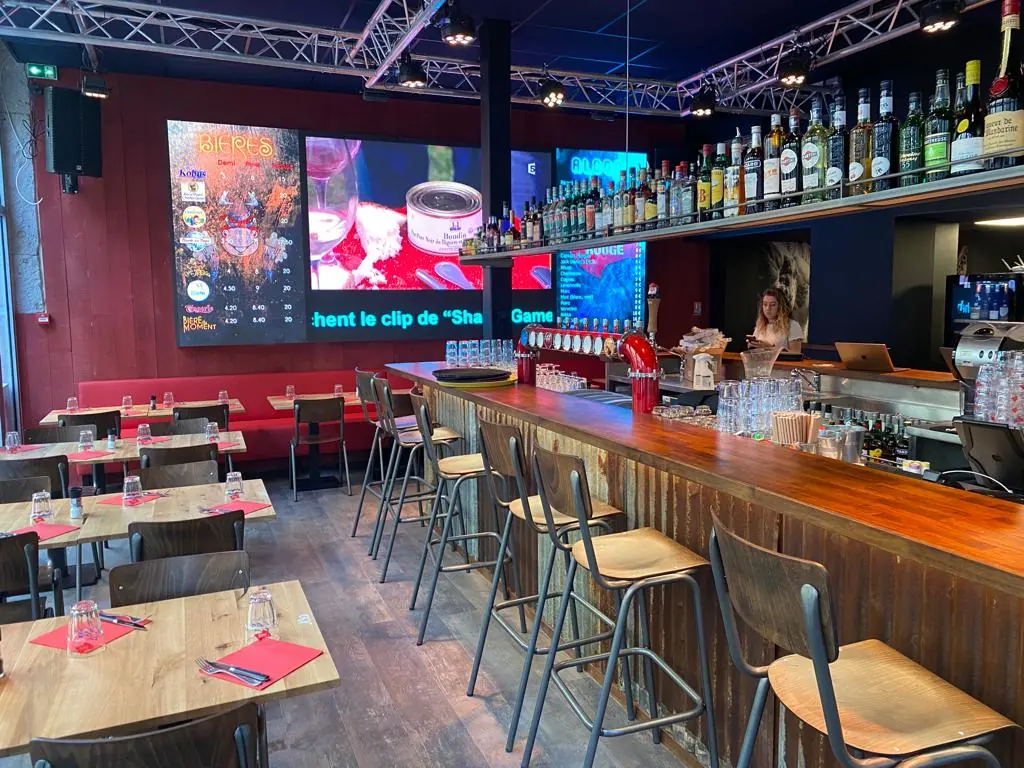 Le bar et les écrans des Brotteaux