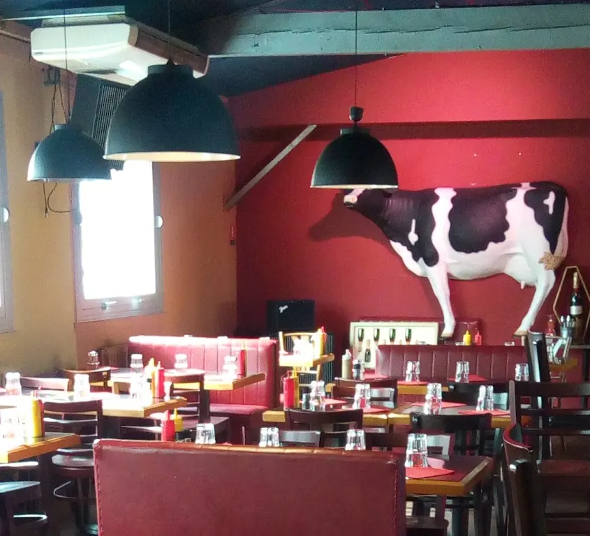 Les banquettes rouges et la vache au mur